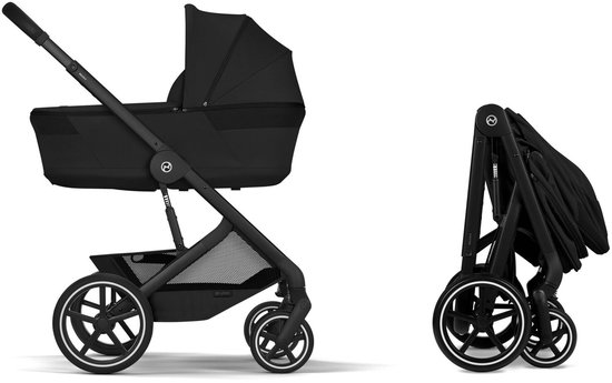 Zwarte kinderwagen met reiswieg en een opgevouwen kinderwagen ernaast.