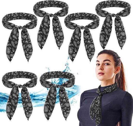 Vrouwen met zwart paisley 'ice cooler' sjaals om de nek, vijf sjaals in de lucht.