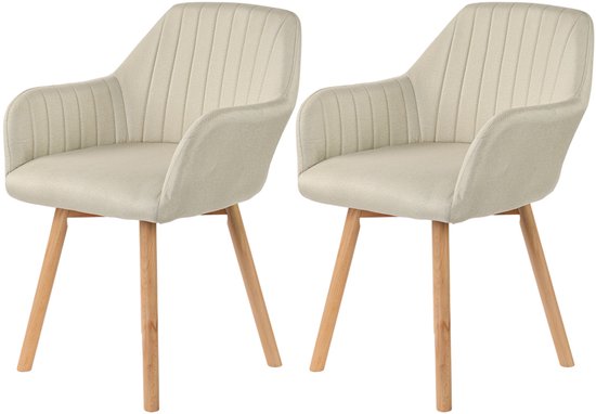 Twee beige eetkamerstoelen met armleuningen en verticale ribbels op de rugleuning, met naturel houten poten.