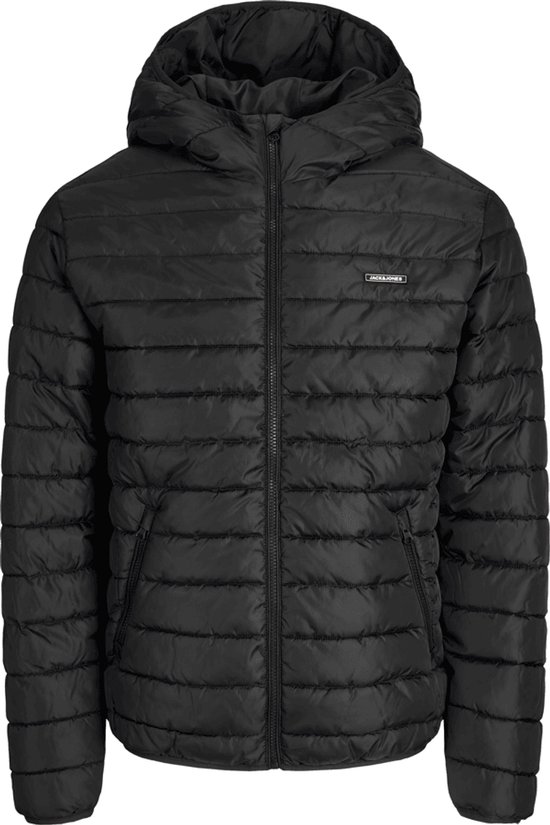 Zwarte Jack & Jones pufferjas met capuchon en horizontale banen. Het Jack & Jones logo staat op de borst.