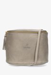 Grijze leren crossbody tas met gouden rits en merklogo.