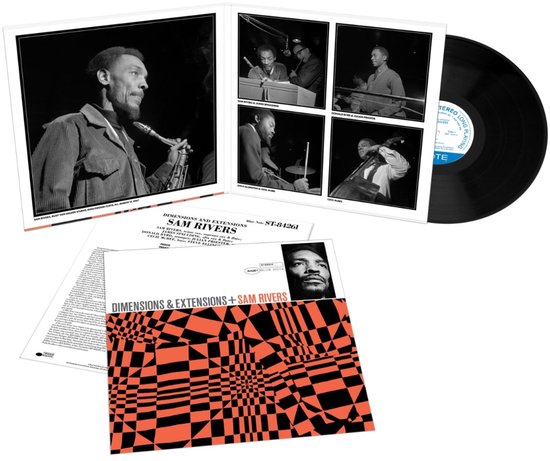 Dubbel-LP van 'Dimensions & Extensions' van Sam Rivers. Een geopende hoes toont Sam Rivers die saxofoon speelt, vier zwart-wit foto's van muzikanten, en de plaat. De voorste hoes met grafisch patroon ligt ervoor.