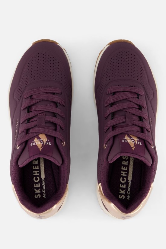 Bovenkant van paarse Skechers sneakers met beige zool en gouden details.