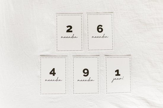 Baby mijlpaalkaarten met getallen en de tekst '2 maanden', '6 maanden', '4 maanden', '9 maanden', '1 jaar'.