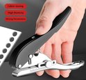 Hand die een zwarte perforator met metalen snijrand gebruikt om een metalen plaat te perforeren.