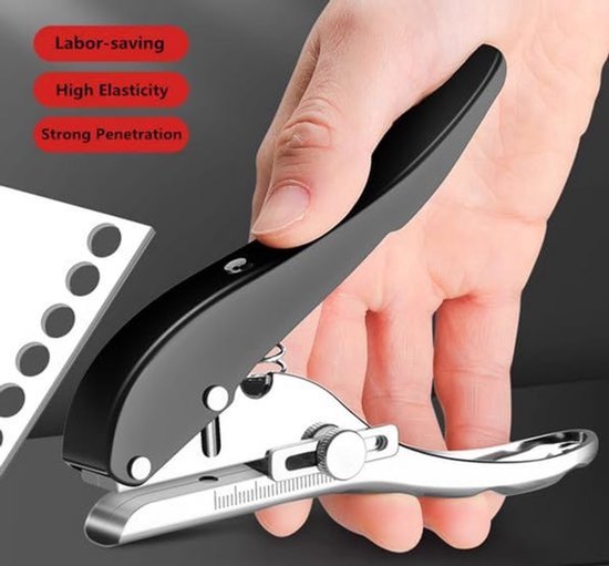 Hand die een zwarte perforator met metalen snijrand gebruikt om een metalen plaat te perforeren.