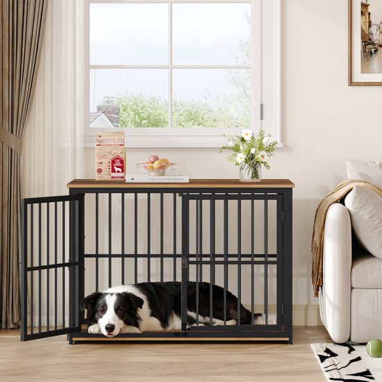 Hondenbench met houten bovenkant en zwart metalen frame met een bordercollie erin. De linker deur staat open.