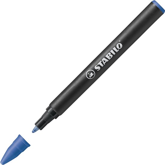 Zwarte STABILO balpen met blauwe dop en punt.