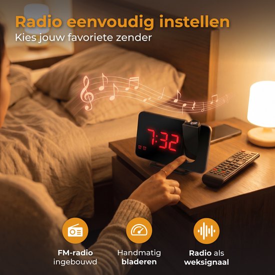 Vrouw stelt de radio in op de zwarte wekker met projectie. FM-radio, handmatig bladeren, radio als weksignaal.