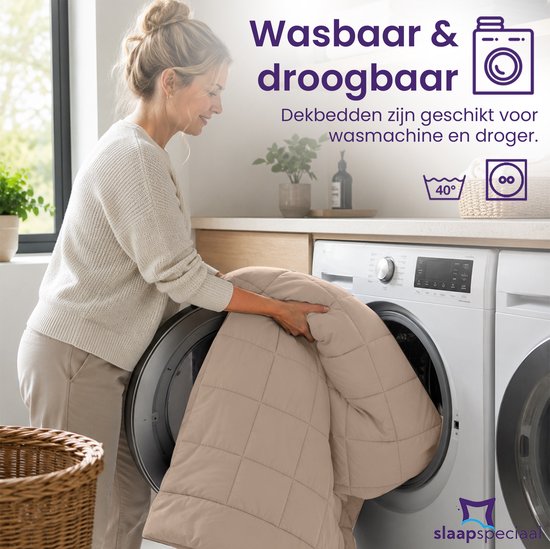 Een vrouw doet een beige dekbed in een wasmachine. Tekst: 'Wasbaar & droogbaar. Dekbedden zijn geschikt voor wasmachine en droger.'