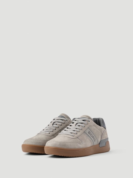 Grijze suède Björn Borg sneakers met bruine zool en logo op de zijkant, schuin van voren.