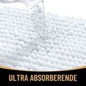 Water stroomt over de dikke, zachte, witte, pluizige textuur van een badmat.