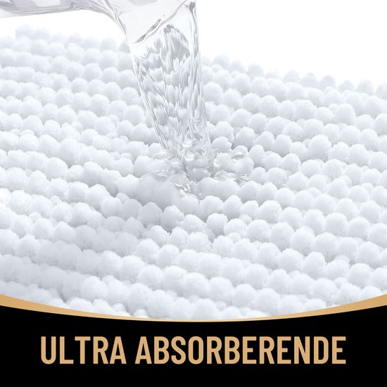 Water stroomt over de dikke, zachte, witte, pluizige textuur van een badmat.