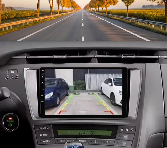 Touchscreen autoradio toont camerabeeld van achteruitrijden in een Toyota Prius dashboard.