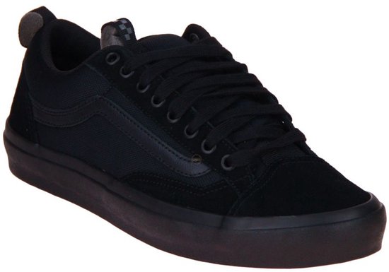 Zwarte Vans skate-sneaker van suède en canvas, vetersluiting.