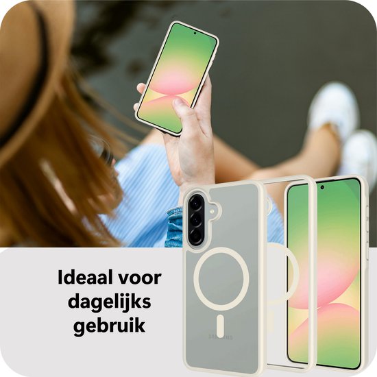 Vrouw met hoed en gestreepte jurk houdt een telefoon met doorzichtig hoesje vast. Twee hoesjes ernaast.