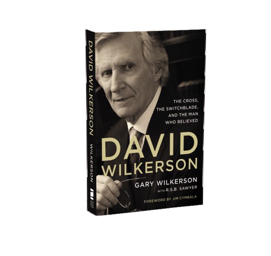 Boek "David Wilkerson" met een portret van de auteur en de tekst "The Cross, The Switchblade, and the Man Who Believed".