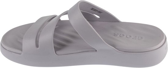 Grijze Crocs slipper met een gekruiste band en een dikke zool.