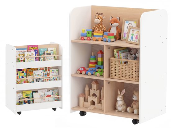 Dubbelzijdige, witte kinderboekenkast met 5 open vakken op wielen. Houten legplanken en details. Met diverse kinderboeken en speelgoed.