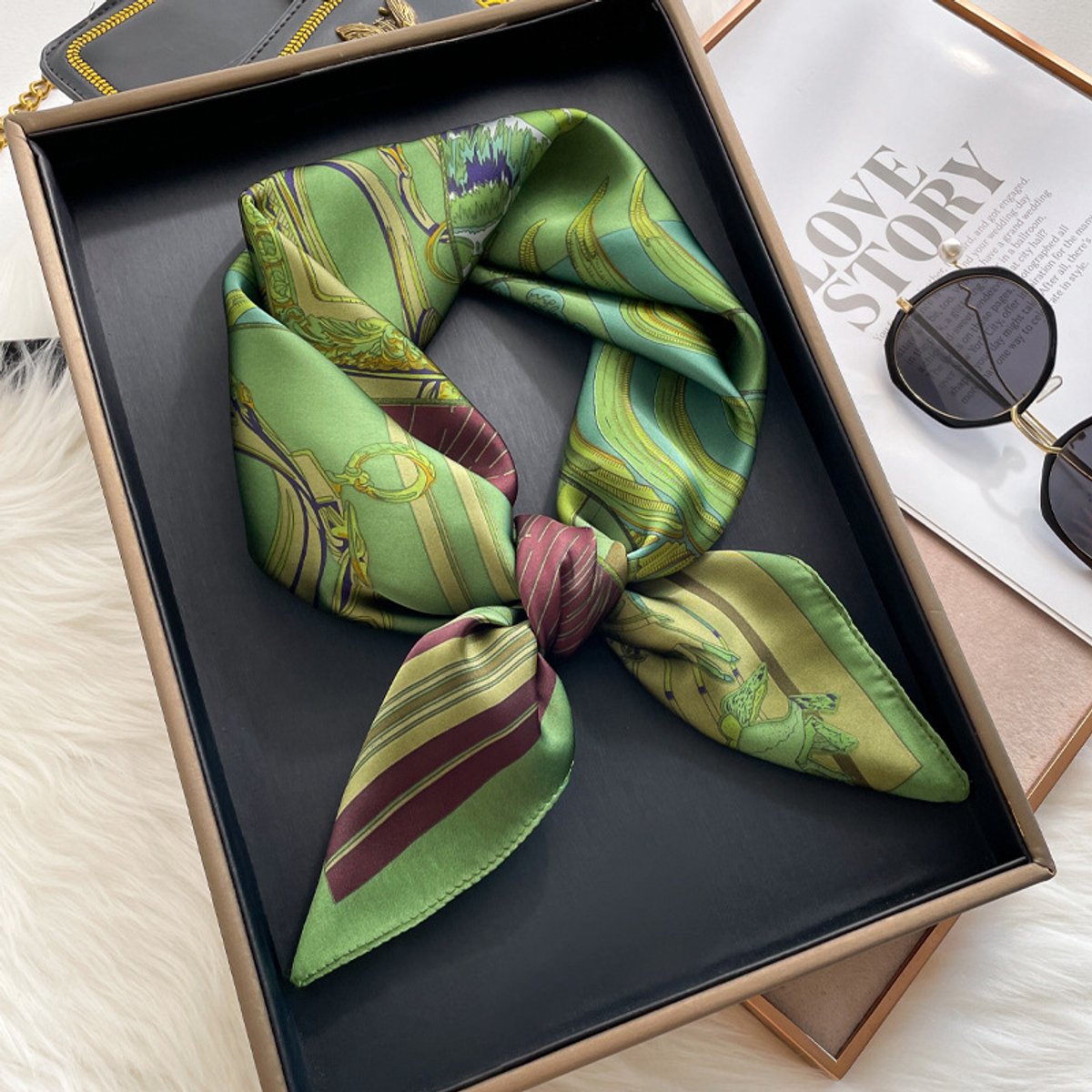 Dames Sjaal - Sjaals - Stola - Vierkante doek - Elegant Stijlvol Dames haar sjaal - Satijn zijde - Hals sjaaltje - Sjaaltje Satijn - Neksjaaltje - Omslagdoek Modesjaals - Neksjaal - Klein Sjaaltje -Groene wagen-70*70CM