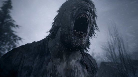 Close-up van een monster met opengesperde mond, in besneeuwd landschap.