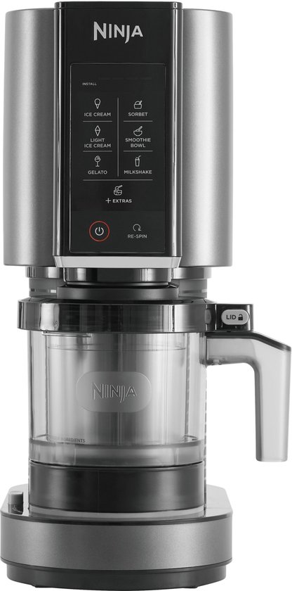 Zilverkleurige Ninja ijsmachine met touchscreen bedieningspaneel met opties voor ijs, sorbet, milkshake en meer.