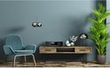 Zwarte Kenwood radio op een houten dressoir in een woonkamer met een blauwe stoel.