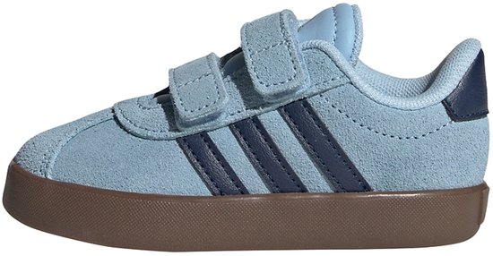 Lichtblauwe Adidas sneakers met klittenbandsluiting, donkerblauwe strepen en bruine zool.