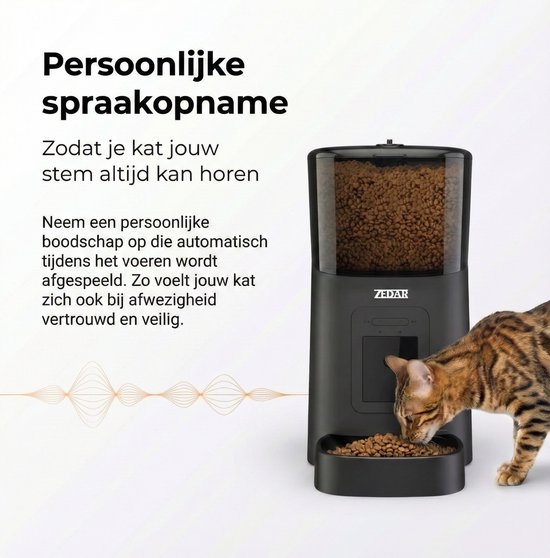 Zwarte automatische voerbak met camera, een kat eet eruit.