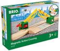 BRIO World Magnetic Action Crossing speelgoed treinbaanovergang met twee groen-gele slagbomen en een rood hendeltje.