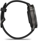 Zijaanzicht van een grijze Garmin Venu smartwatch met een zwarte band.