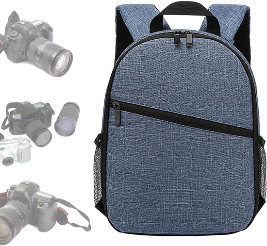 Grijze rugzak met zwarte ritsen en mesh zijvakken, gefotografeerd met verschillende camera's en lenzen.