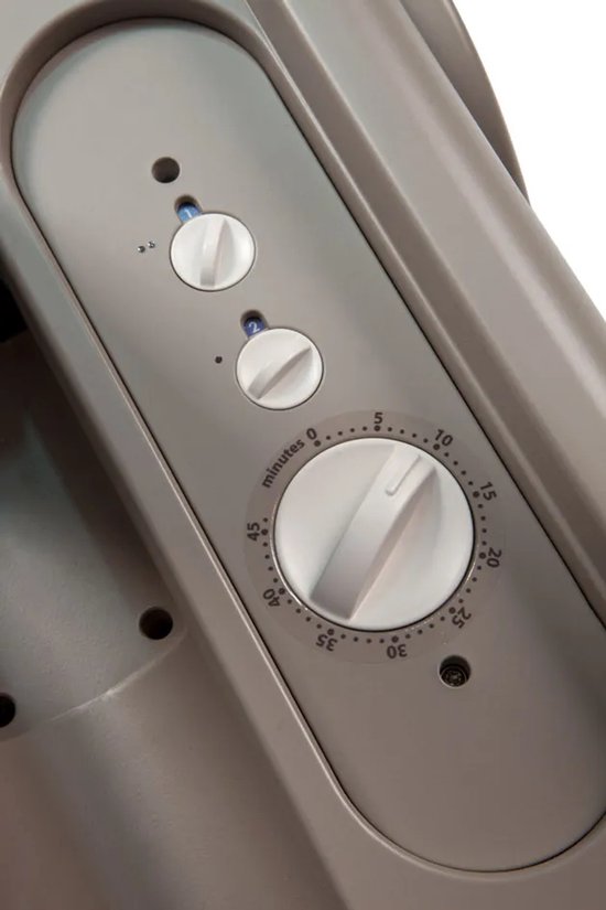 Close-up van de bedieningsknoppen van een zonnehemel, inclusief een analoge timer.