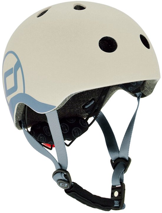Crèmekleurige helm met blauwe logo's en verstelbare bandjes, met ventilatiegaten en geïntegreerd rood LED-achterlicht.