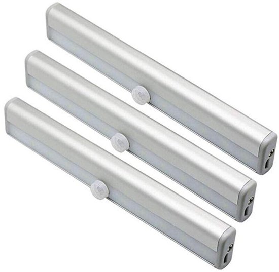 De kledingkast isgeschikt voorzien van 3 ledlampen geschikt voor bewegingssensoren, 10 draadloze ledspotjes, ledverlichting in de kledingkast zelf, ledlampen op batterijen geschikt voor magneetstrips en een nachtlampjegeschikt voor kinderen. — afbeelding 3