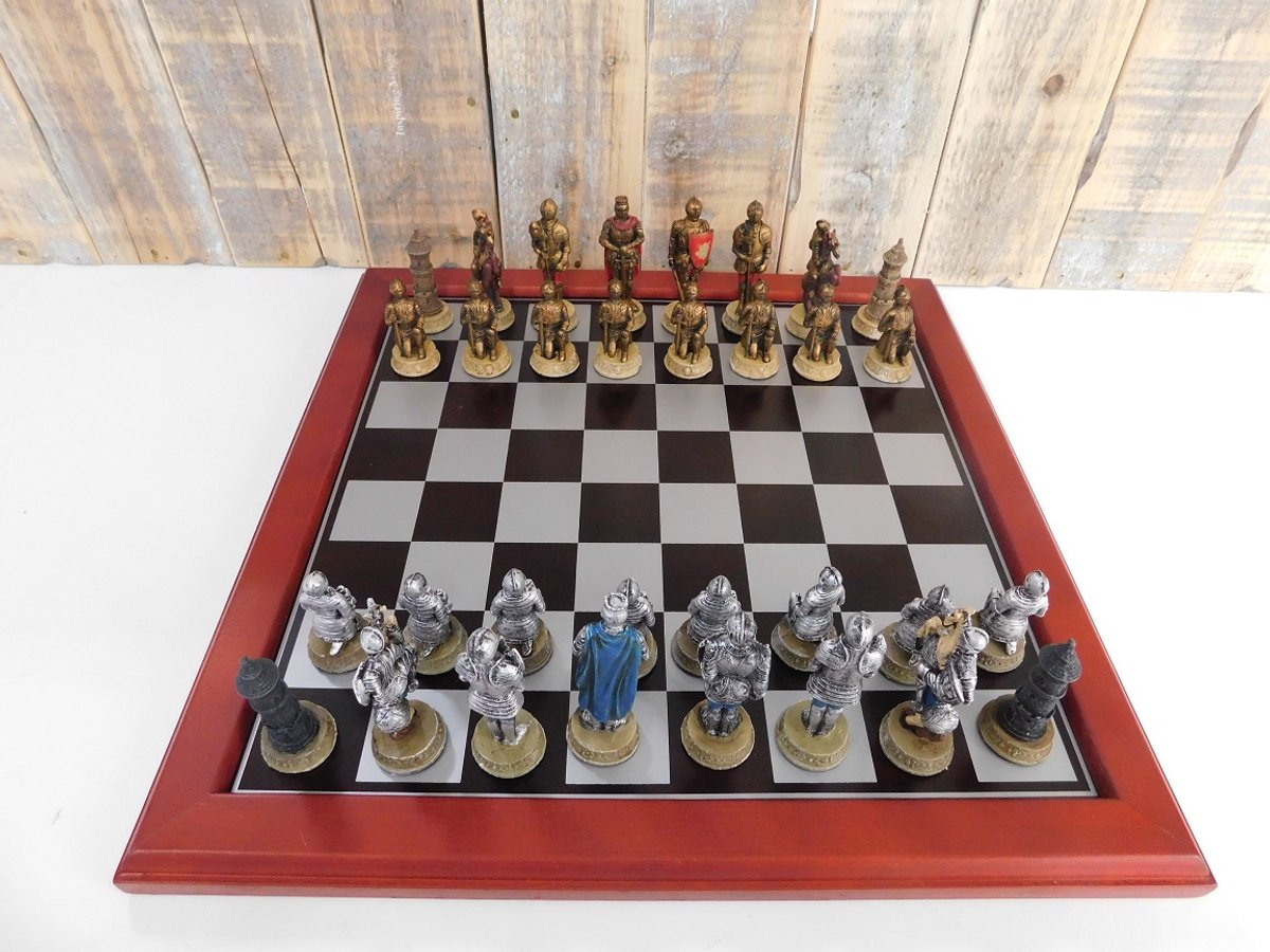 Schaakspel met Thema: ''MEDIEVAL KNIGHTS'' - Fraaie Schaakstukken als Middeleeuwse Ridders