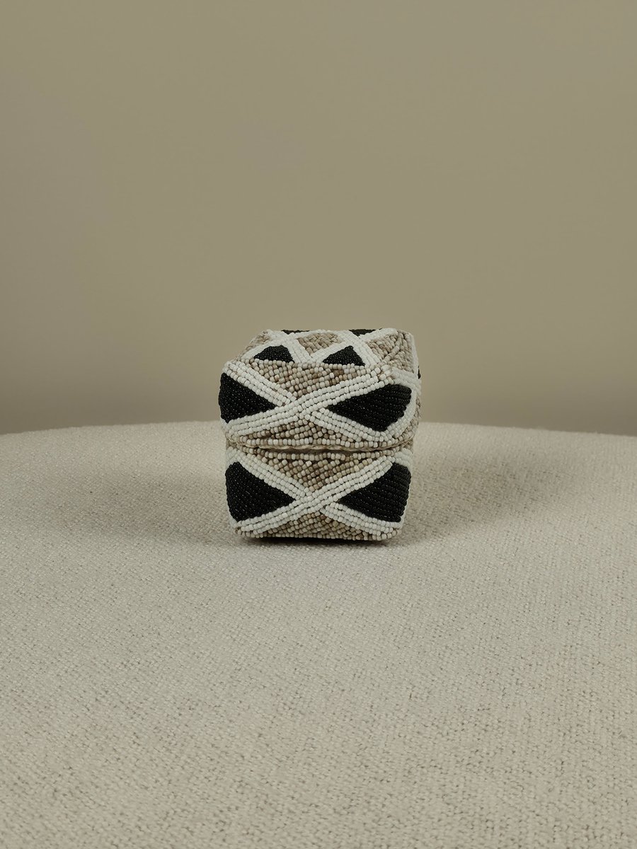 Blitzdeco - Balinees Offermandje - Cato - Handgemaakt Kralenpatroon - Wit, Beige, Zwart