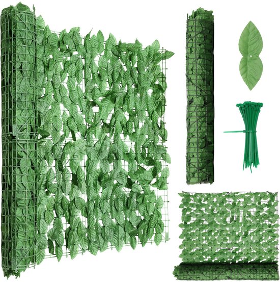 Une clôture artificielle à feuilles vertes enroulée, des feuilles séparées, des attaches de câble et un morceau de clôture.