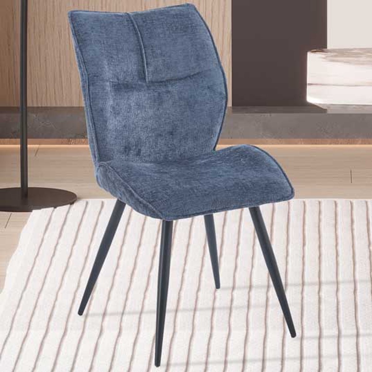Eetkamerstoel Faye Blauw – Stoffen Bekleding – Zwarte Metalen Poten – Per Stuk
