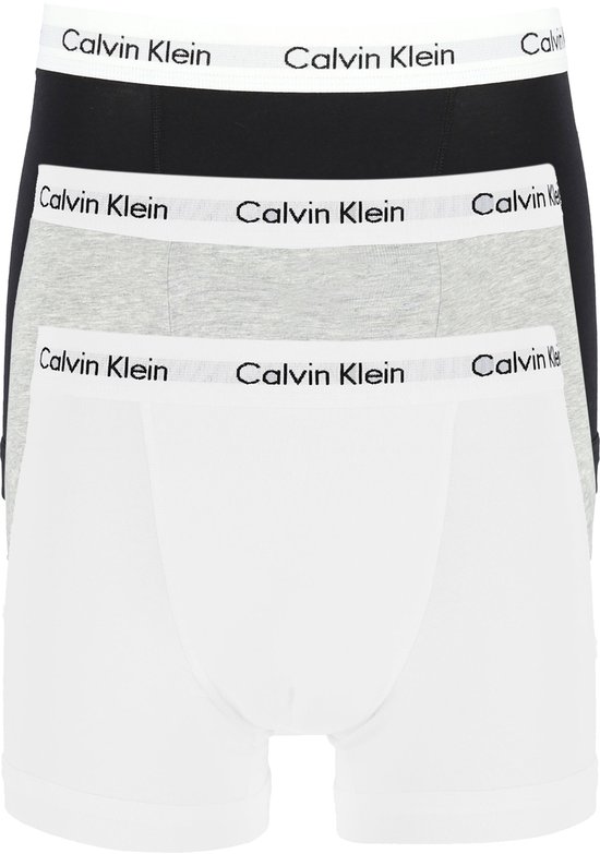 Drie Calvin Klein Icon Cotton Stretch trunks in zwart, grijs en wit, stapel.