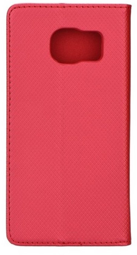 Étui de téléphone rouge fermé avec texture, découpe caméra visible.