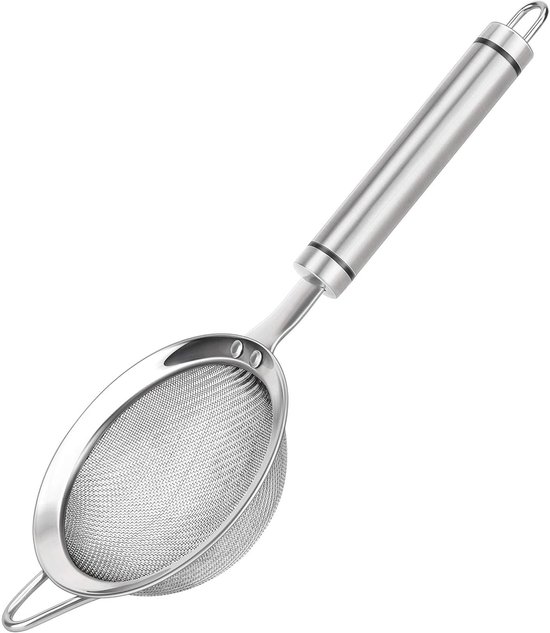 Een zilverkleurige zeef van roestvrij staal met een lang handvat en een ovale zeef.