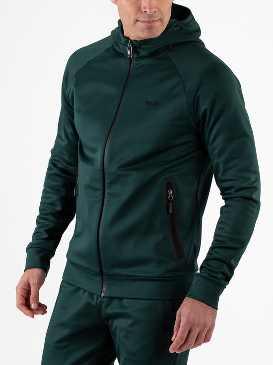 Man in donkergroen sportvest met rits en capuchon, met schuine rits en zijzakken.