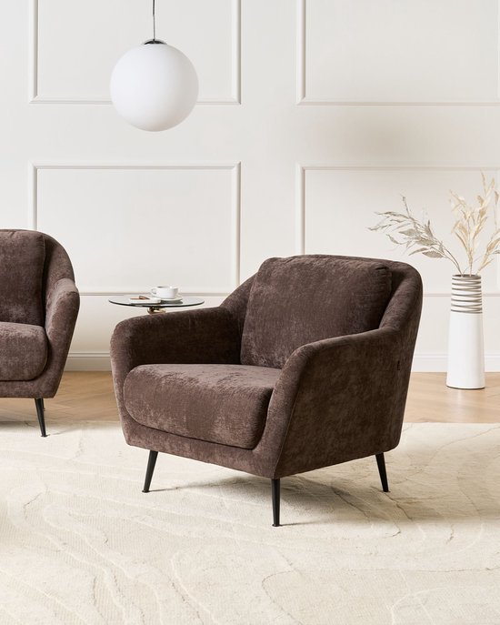 Donkerbruine fauteuil met zachte stof en zwarte pootjes, in een woonkamer.