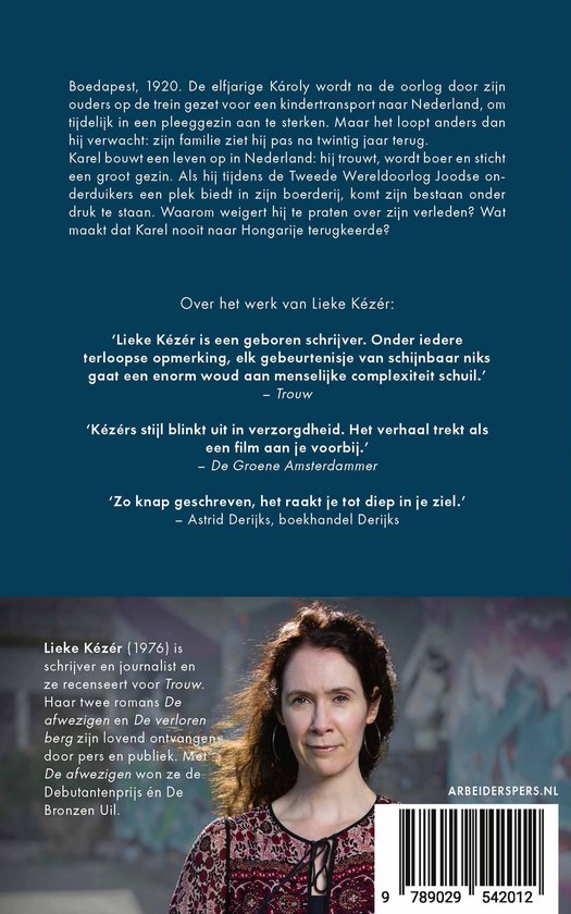 Achterkant van het boek 'Karel, Károly' van Lieke Kézer. Met een foto van de auteur, Lieke Kézer, en informatie over het boek en de auteur.