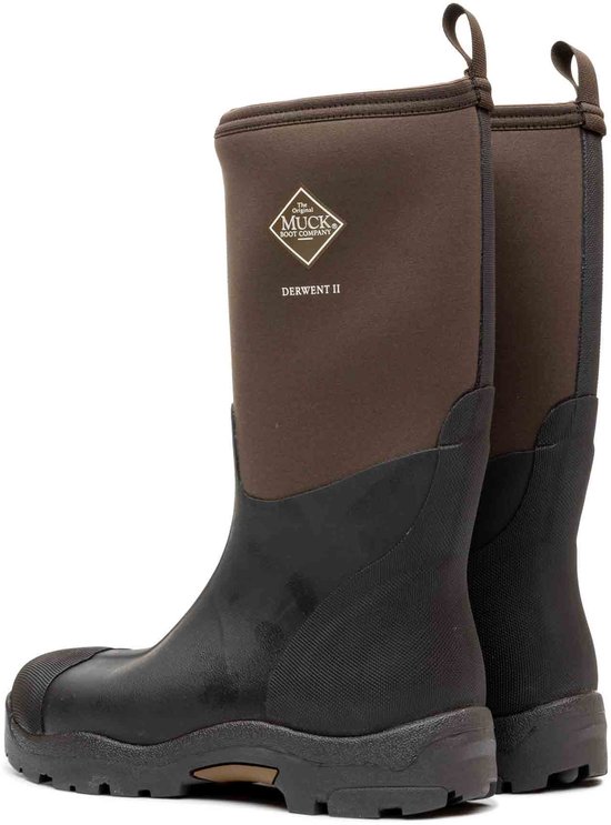 Twee donkerbruine Muck Boot Derwent II laarzen, achterkant zichtbaar, met bruine bovenkant en zwart rubber.