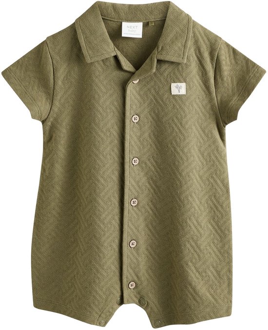 Groene babyromper met korte mouwen, kraag, knopen en visgraatpatroon.