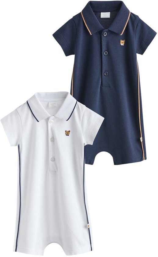 Twee baby rompertjes, wit en donkerblauw, op witte achtergrond. De donkerblauwe is een polo romper.