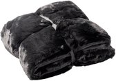 Zwarte, opgevouwen plaid met bontlook, samengebonden met een lint.