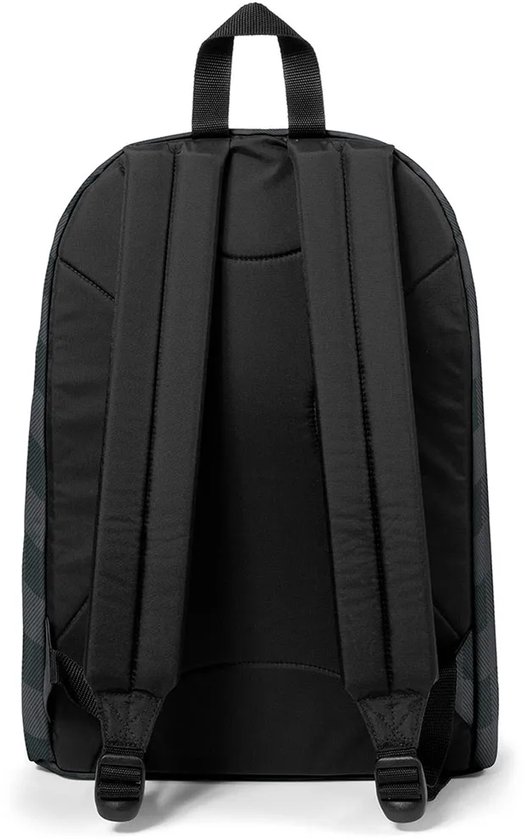 Achterkant van de Eastpak rugzak met een subtiel ruitpatroon aan de zijkanten en verstelbare schouderbanden.
